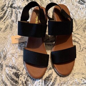 NWT Tommy Bahama Black and Tan Sandals